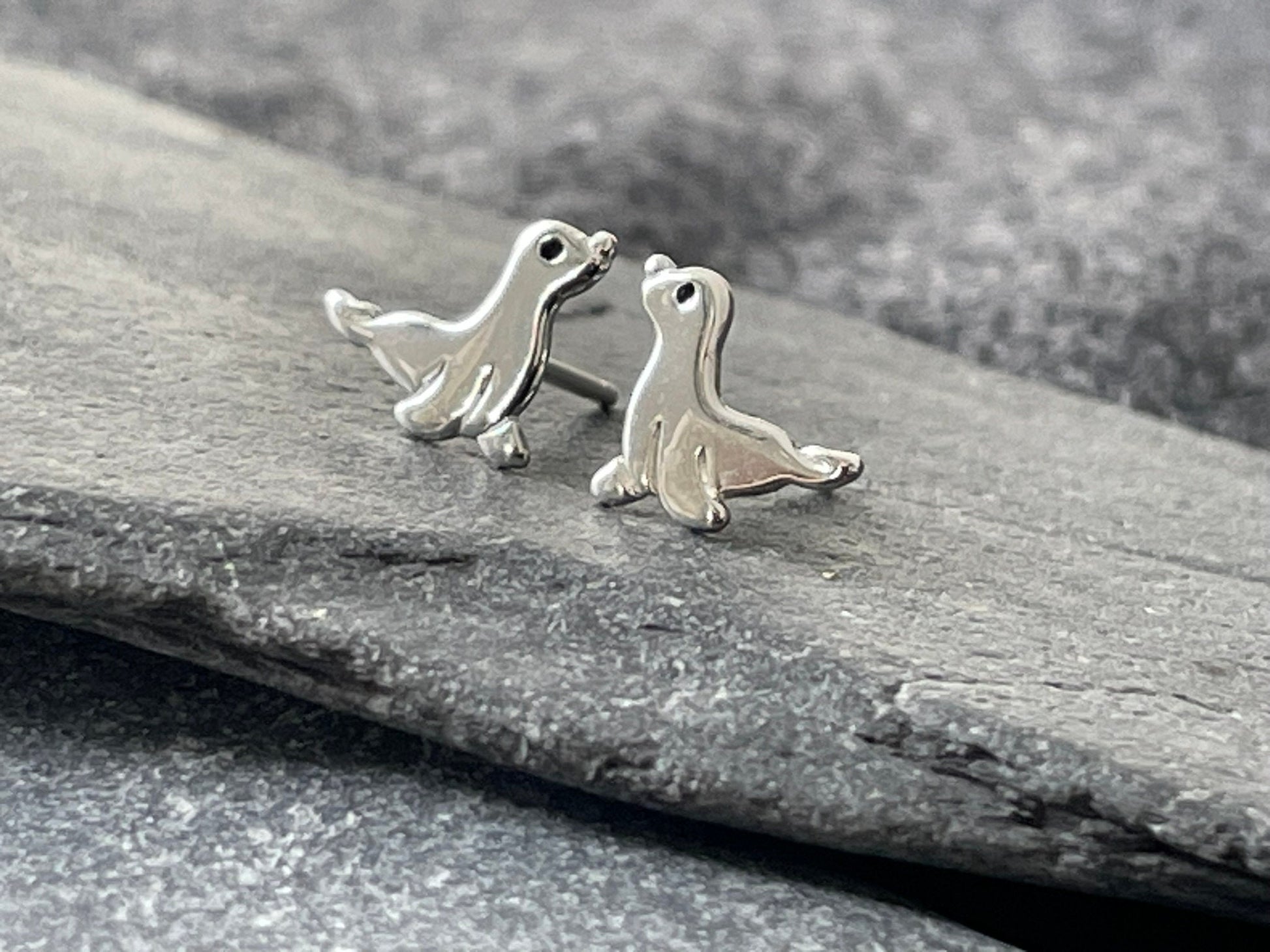 Seal - 925 Sterling Silver Plain Stud Earrings